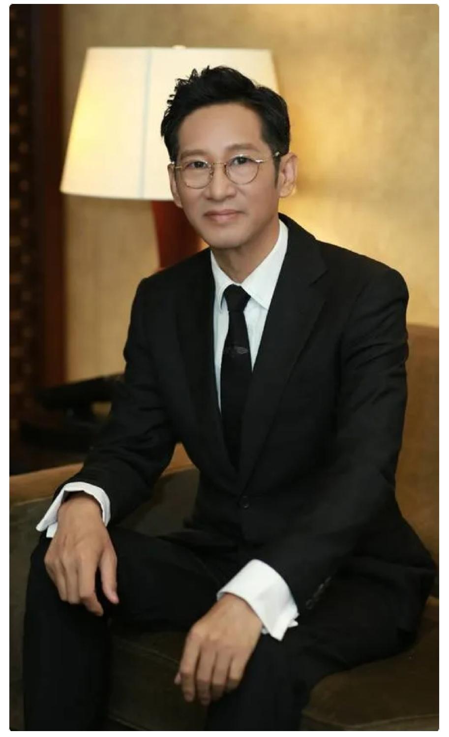 演员王劲松，今年五十八，无儿无女，没有结过婚。有记者问他，不想找个人共度余生吗，