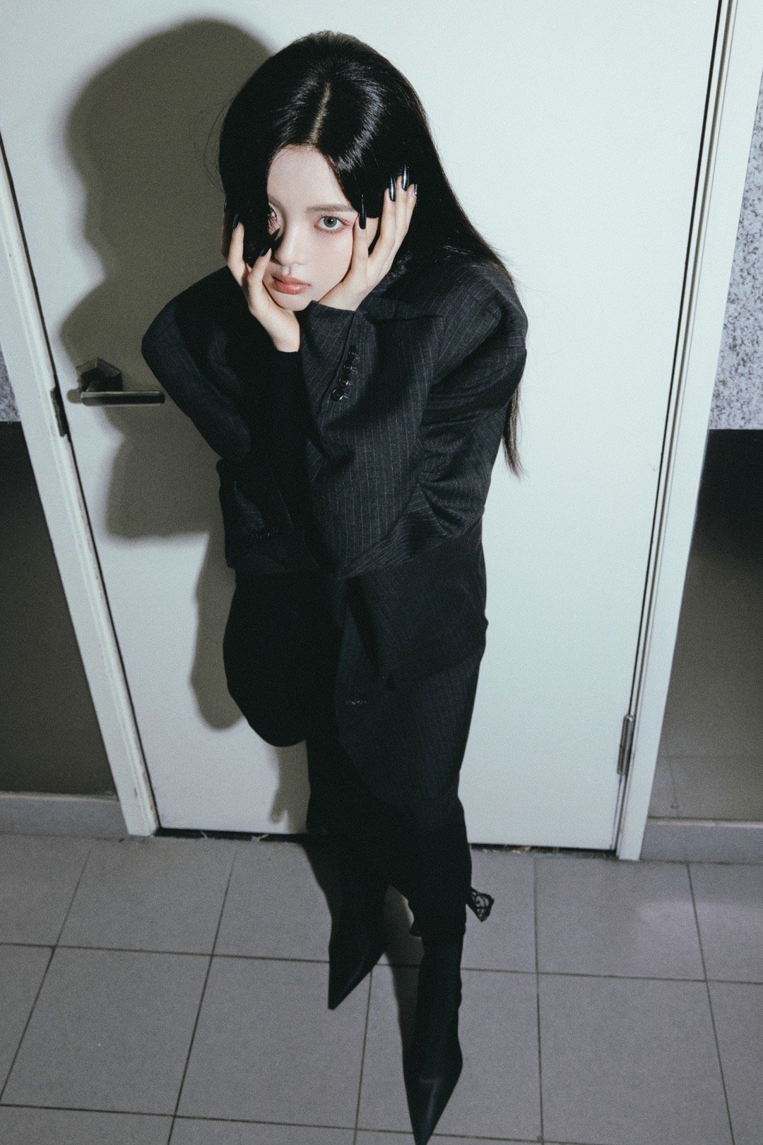 #杨超越黑色深v外套##杨超越黑色猫爪美甲#黑色深V外套真的好绝啊，一身黑真的是