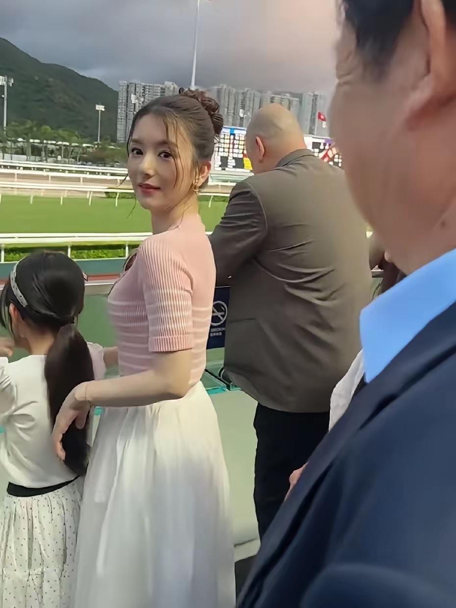 近日，有网友在香港偶遇郭富城，他带着老婆方媛，和两个女儿一起看马场比赛。

方媛