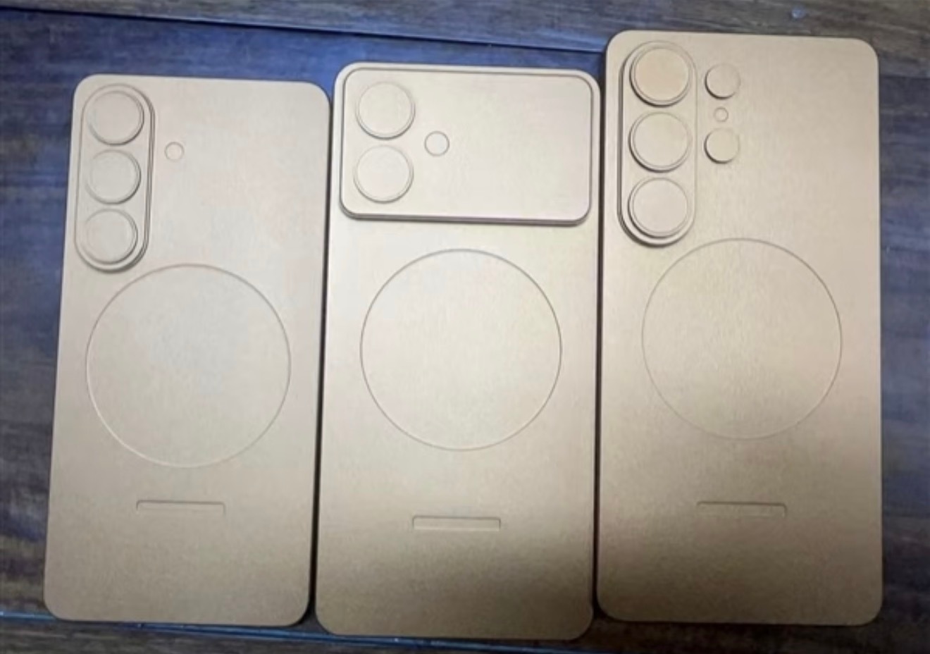 三星原型机撞脸iPhone17Pro机圈都喜欢偶尔的相互致敬一下[笑cry] ​