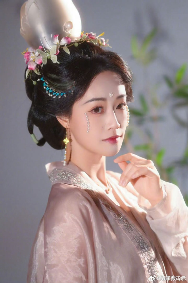 蓝盈莹宋式泪妆 蓝盈莹这一身宋式造型，把古典美穿出了自己的气质。珍珠点睛却不抢眼