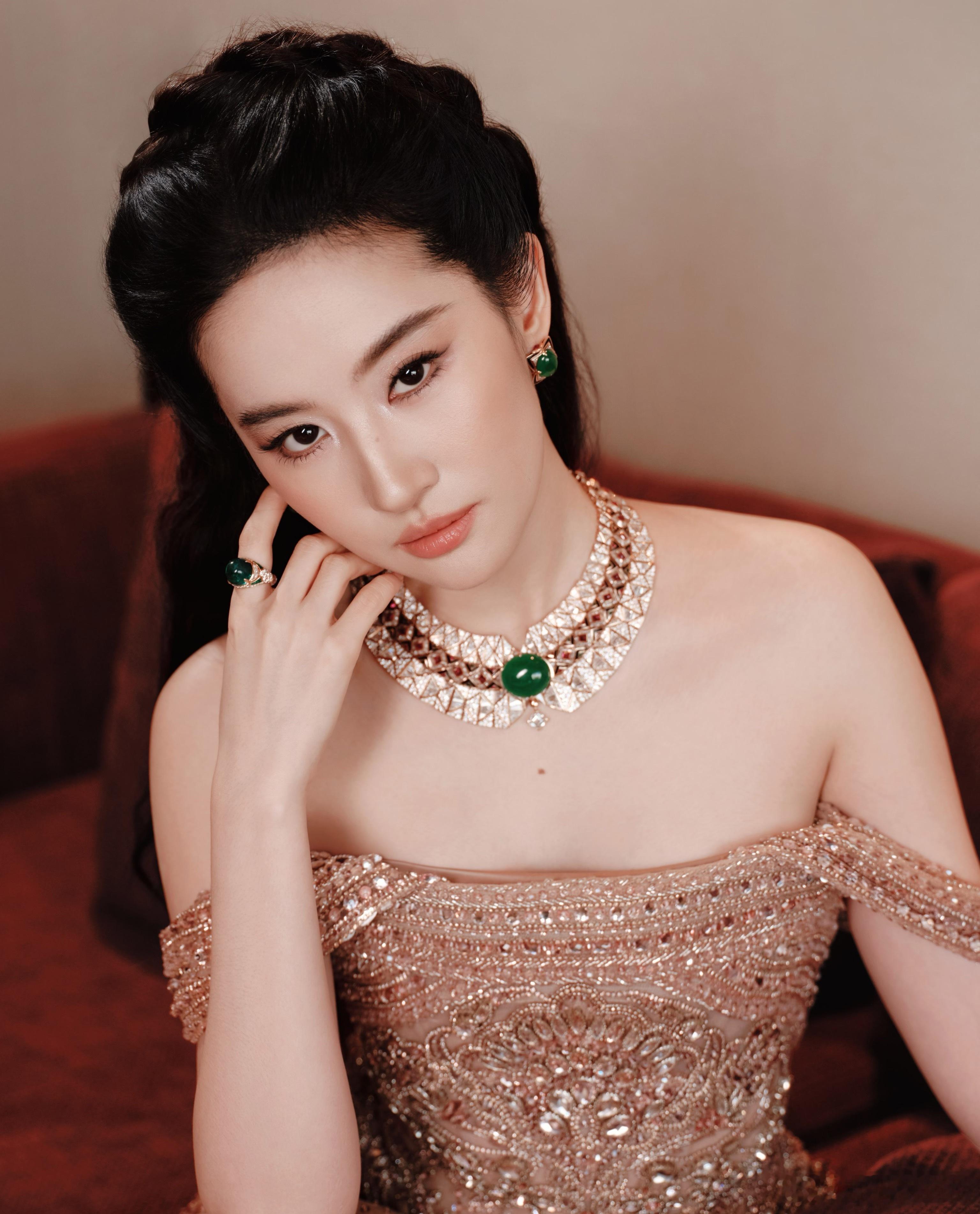 宝格丽高级珠宝晚宴宝格丽这场高级珠宝晚宴，不只是一场明星聚会，更是奢侈品牌的一次