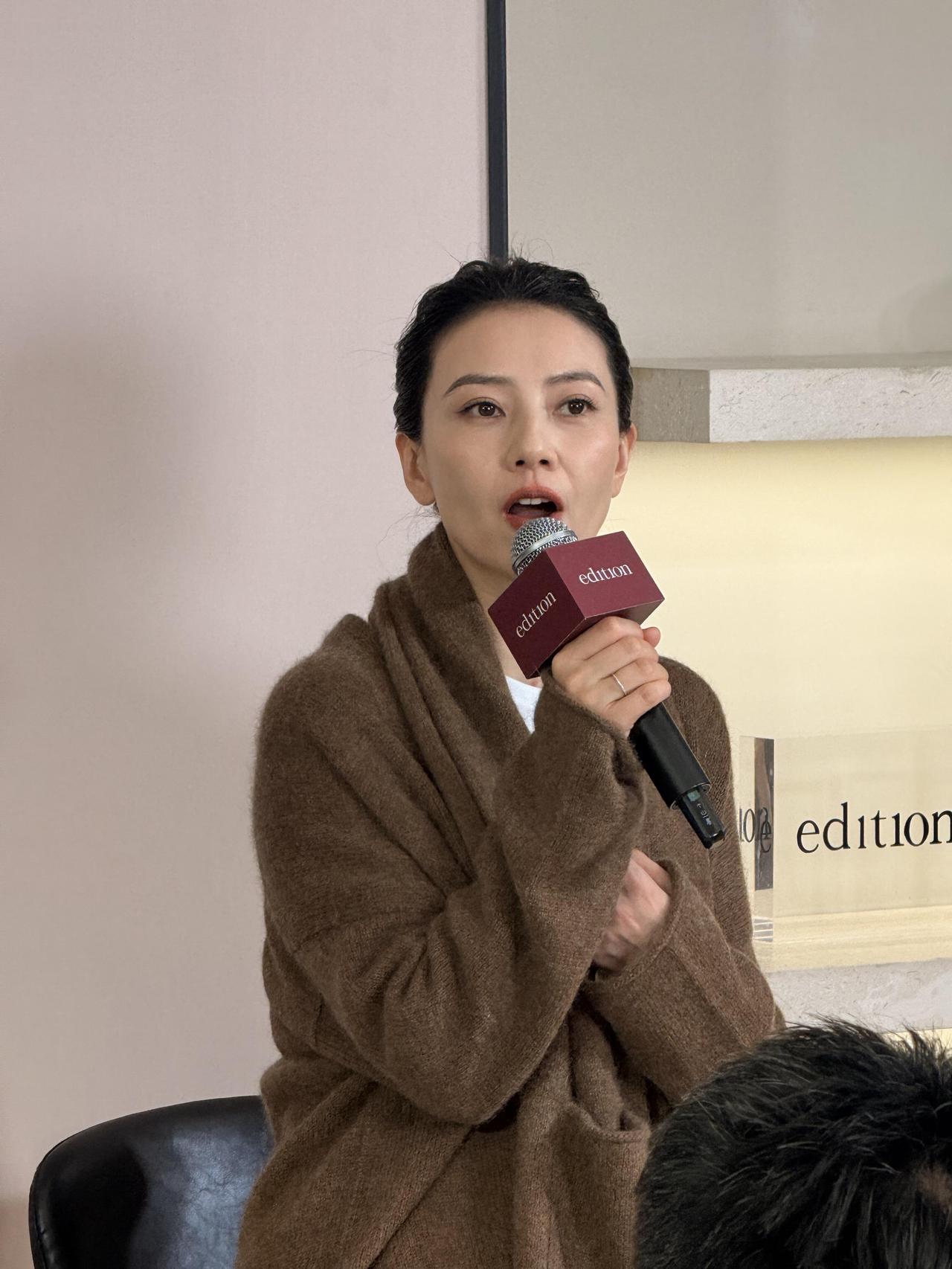 高圆圆生图超绝！
身穿咖色外套，优雅又大气！
生图状态自带温润质感，简约咖色针织