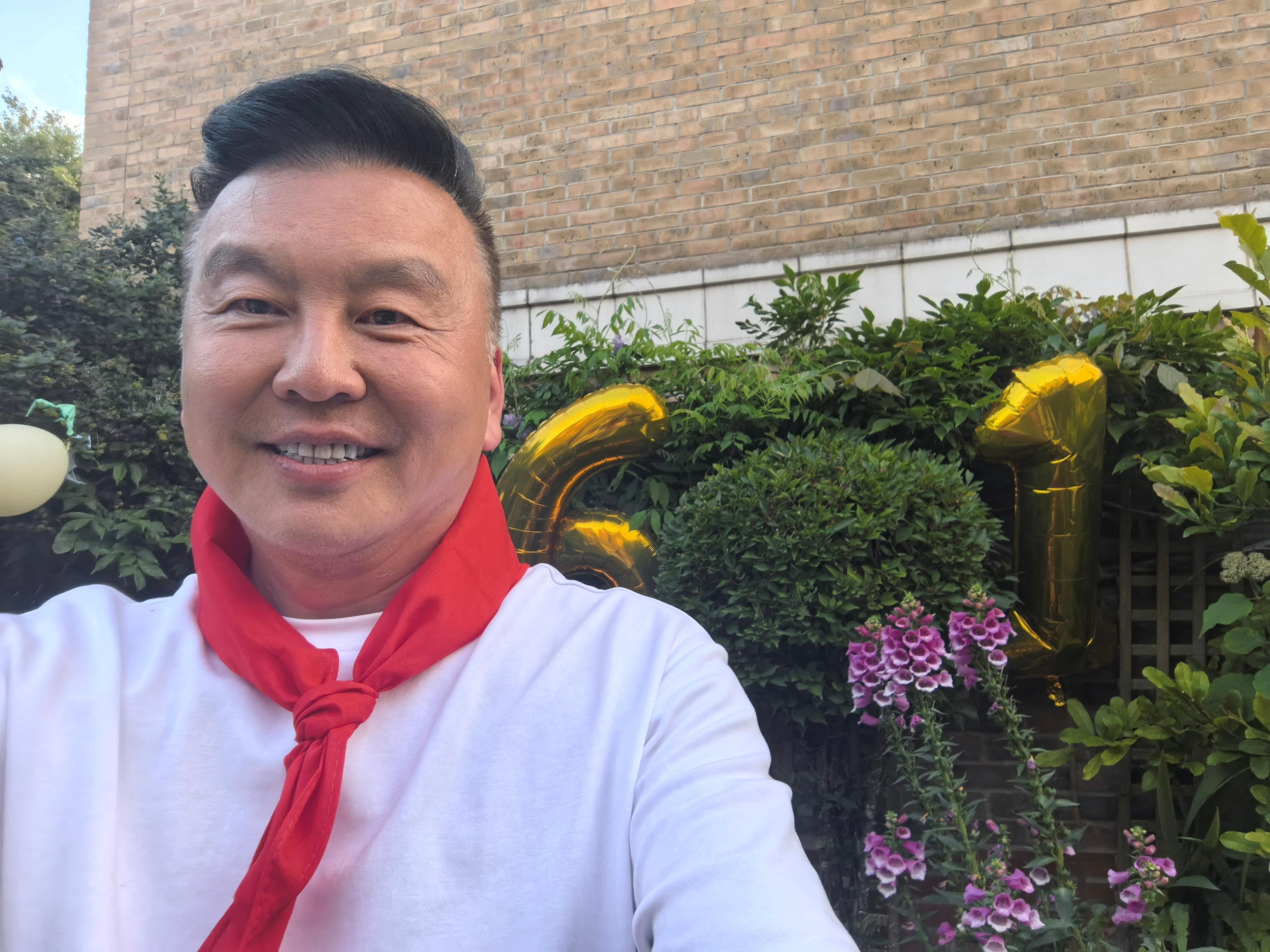 上次系红领巾，还是五十年前。英国过六一，祝大家节日快乐。 
