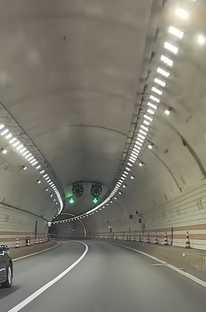 出去游玩由广东开车到广西，发现广东隧道灯光全开，全贴瓷砖，大部分都是三车道，视线