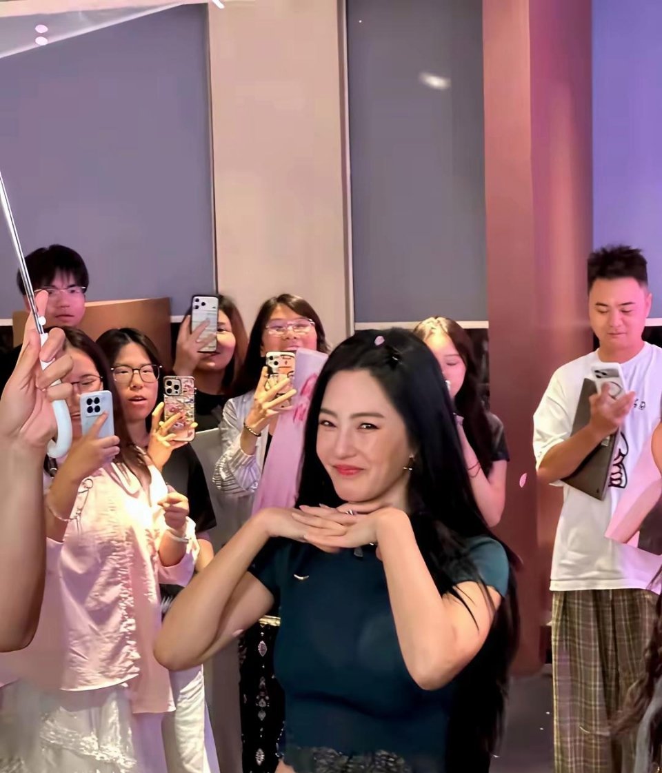 杭州路演太好哭了，徐娇穿旗袍突然出现在周星驰面前 