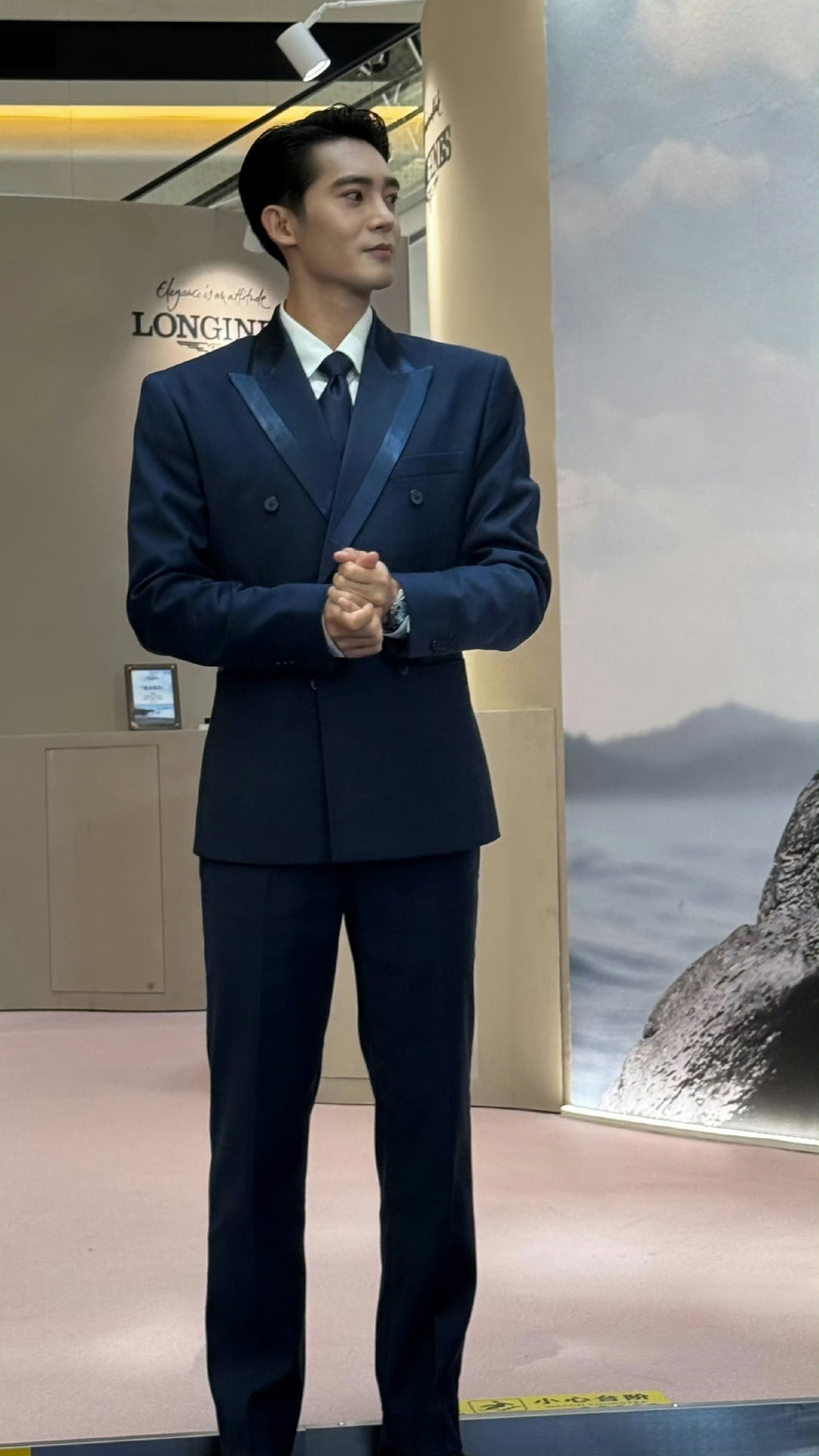 于适今日线下活动路透🈶这个身高肩宽大长腿太优越了