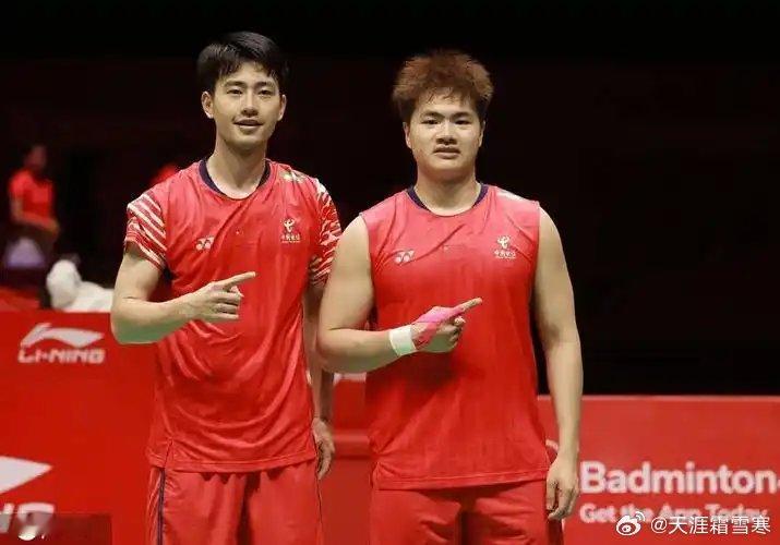 2026世界羽毛球锦标赛男子双打决赛中，中国组合王昶/梁伟铿以2-0(21-17