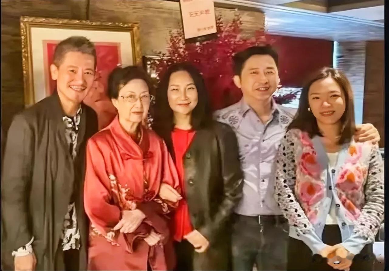 庾澄庆的妈妈已90岁了，仍精神饱满，皮肤洁白，无皱折，五官立体，年轻时肯定是个美