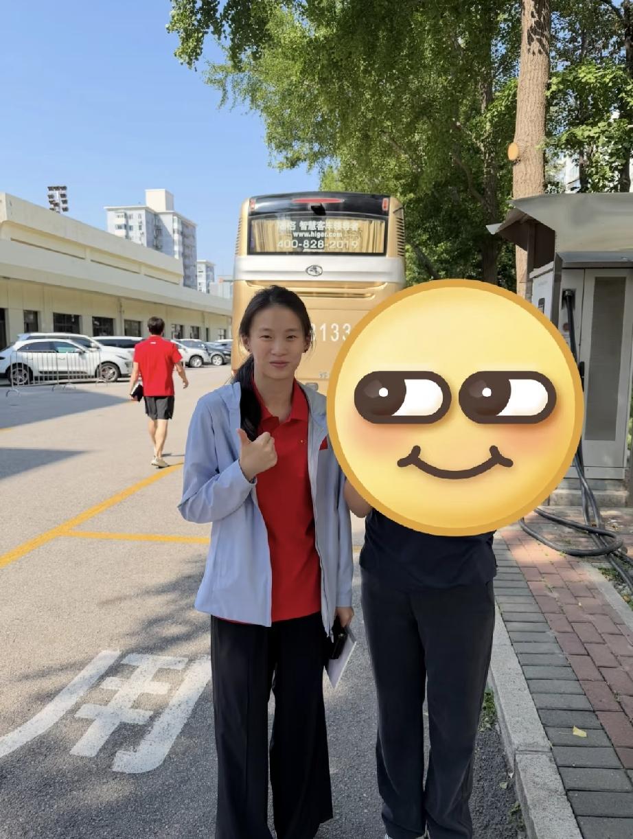 9月3日早上，陈芋汐在北京街头被偶遇，备战亚运会的她好久没露面了，瘦了不少，可见