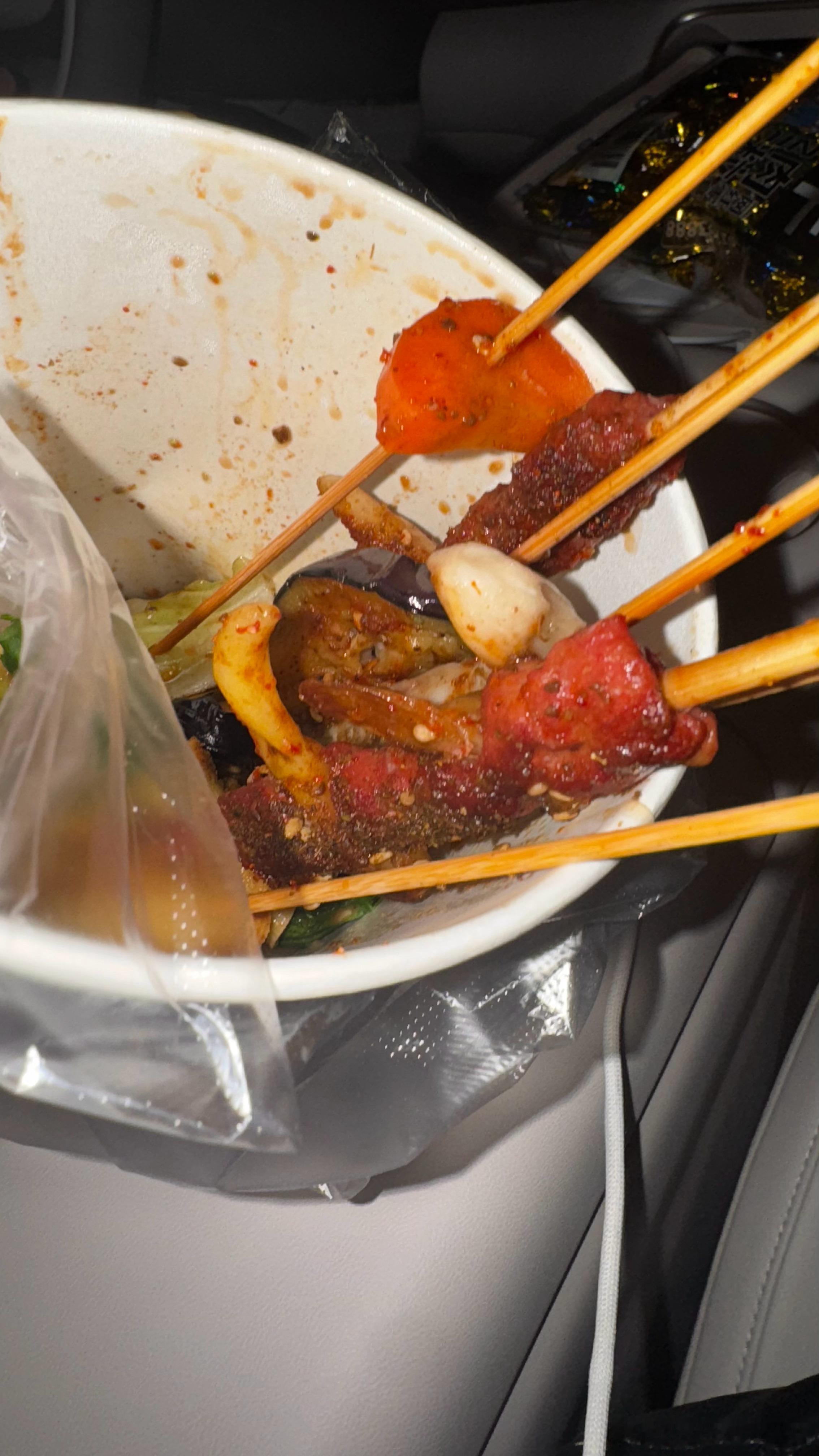 今天逛完大悦城在门口等车看着旁边的朋友吃炸串太香了忍不住加购选完老板说： 再来一