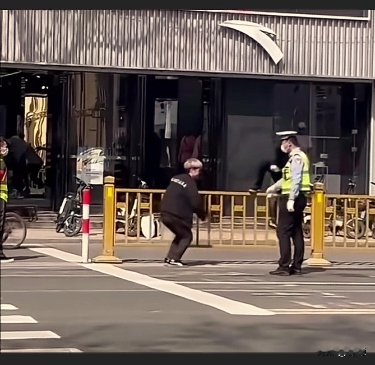 有人行道不走，翻栏杆？
让你翻个够！
给警察叔叔点[赞][捂脸]

△