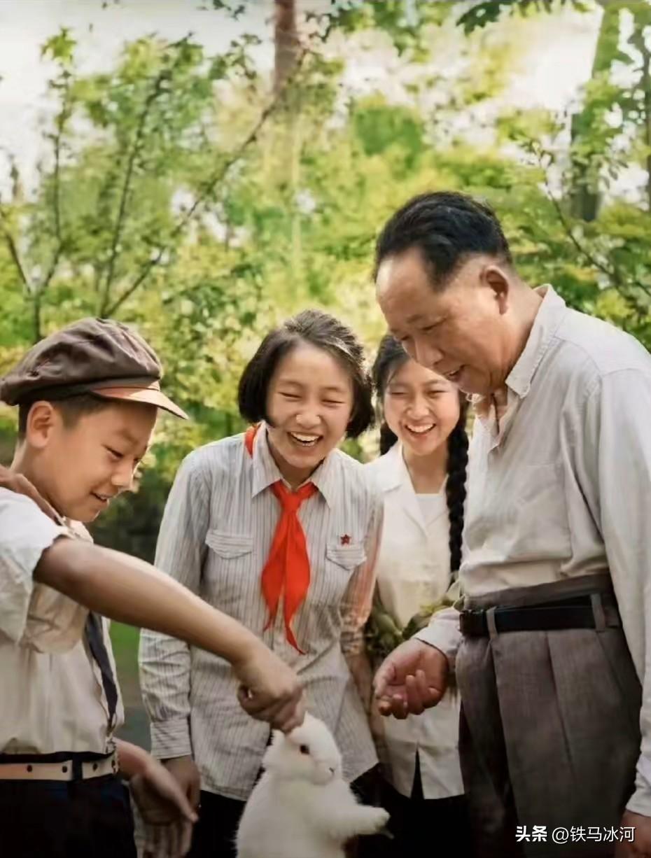 🍁伟人难得居家温情瞬间。
1954年盛夏的北戴河，画面中，少年毛远新拎来一只毛