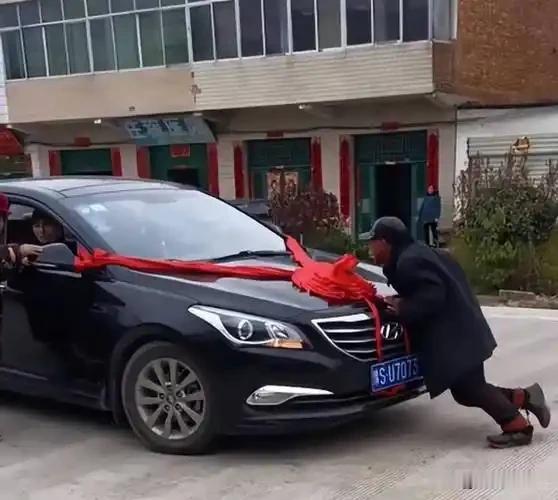 这是啥地方，怎么有这种讨喜的恶习，真不理解。人家结婚你去路上拦人家车要钱，凭什么