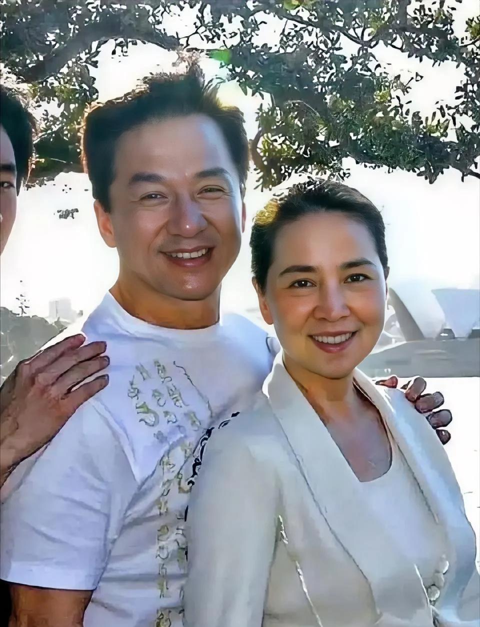 成龙老婆林凤娇，
当年和林青霞并称“二林”。