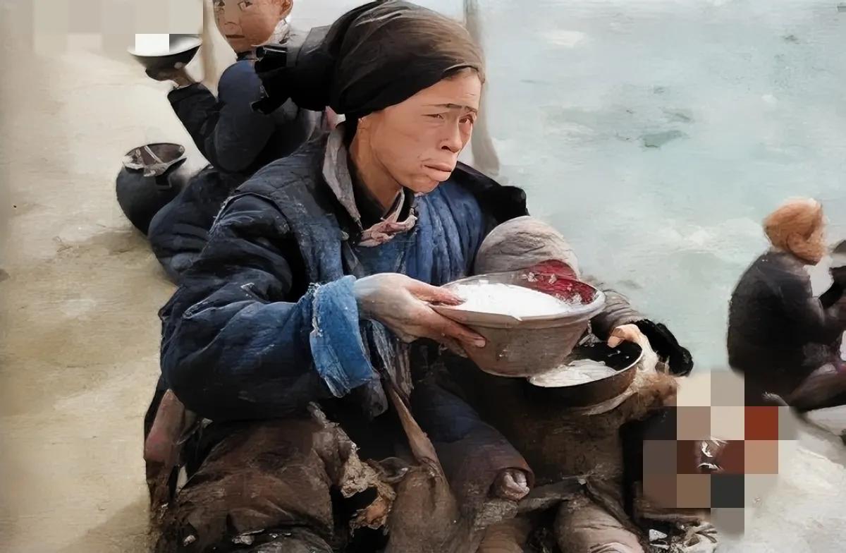 1938年，花园口决堤后，一名黄泛区的灾民们，留下了这一张照片，镜头中的妇人在国