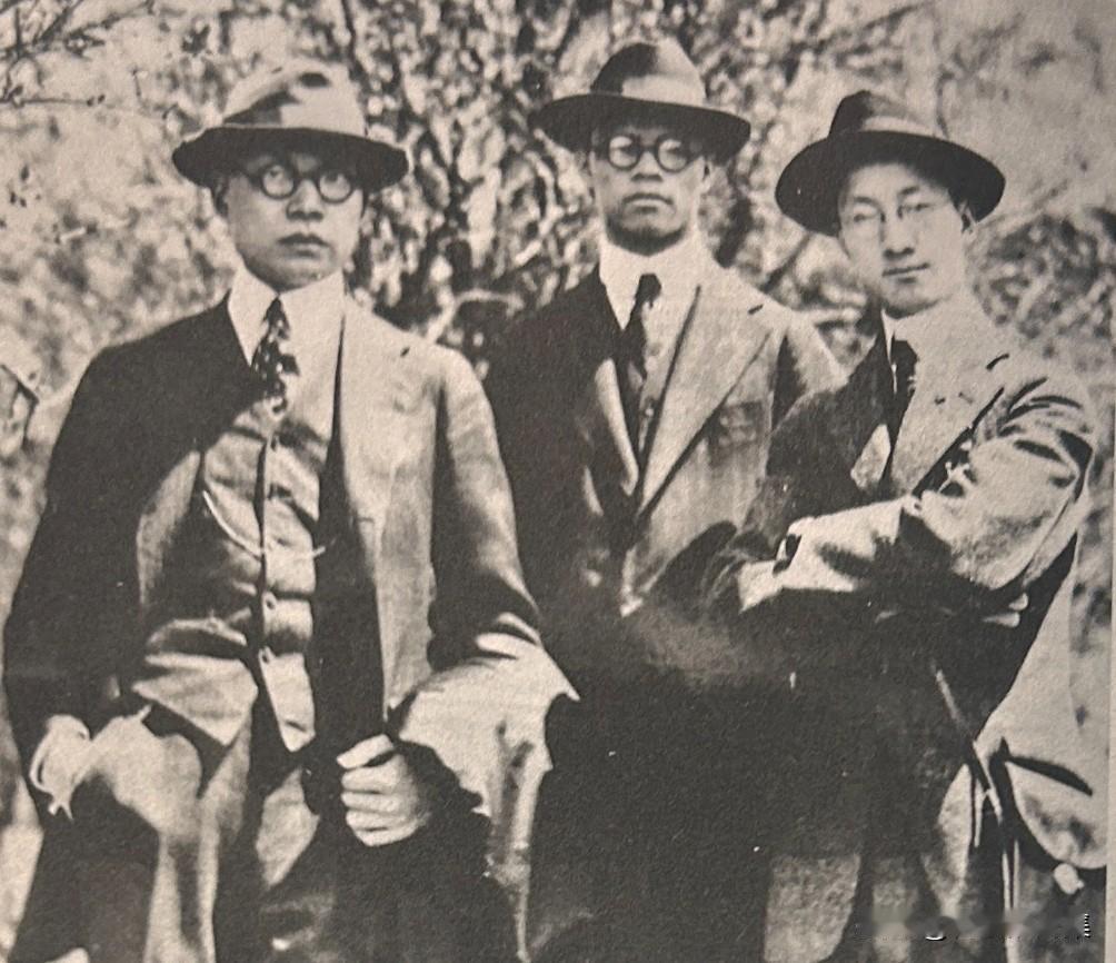 二十世纪初，金岳霖与张奚若（右二）、徐志摩（右一）在哥伦比亚大学留学期间的合影。