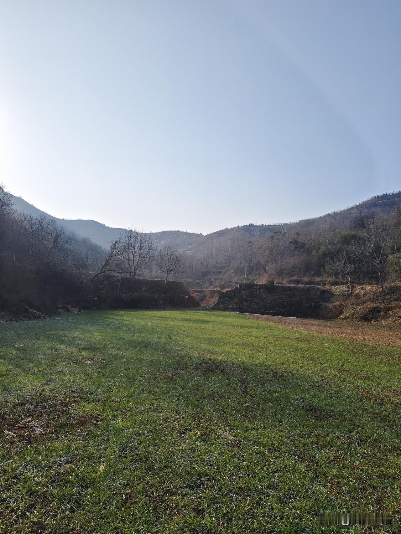 山坳里的冬日光景
 
冬日的山坳，少了喧嚣，多了份清宁。暖阳斜斜洒下，给坡地上的