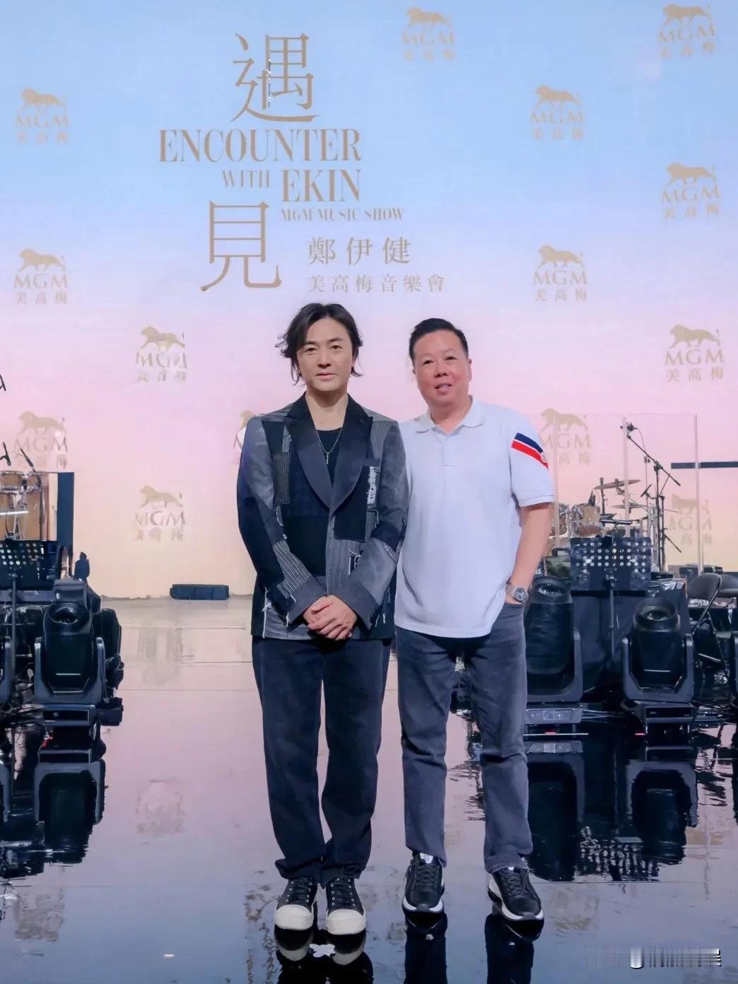又一个男星姨化了！
郑伊健现身日本美高梅音乐会，57岁的他，穿着西装休闲裤，增高