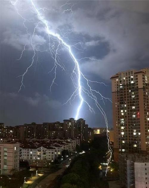 喜降甘霖
7/6/五/廿二/多云/早安
小暑未至雨先至，
夏至临别送甘雨。
久旱