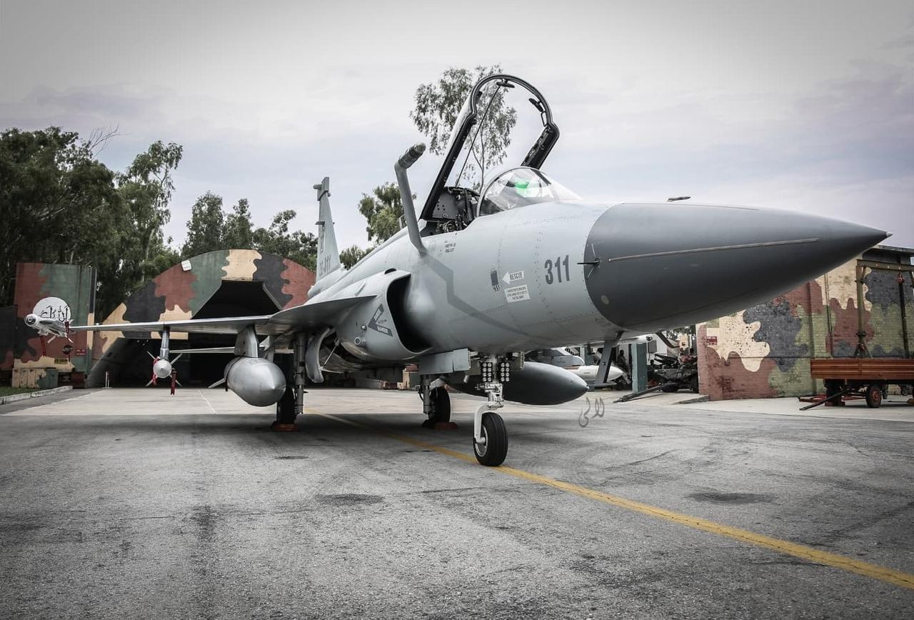 关于：JF-17（枭龙）Block-3 可以装备两种完全不同的“有源相控阵（AE