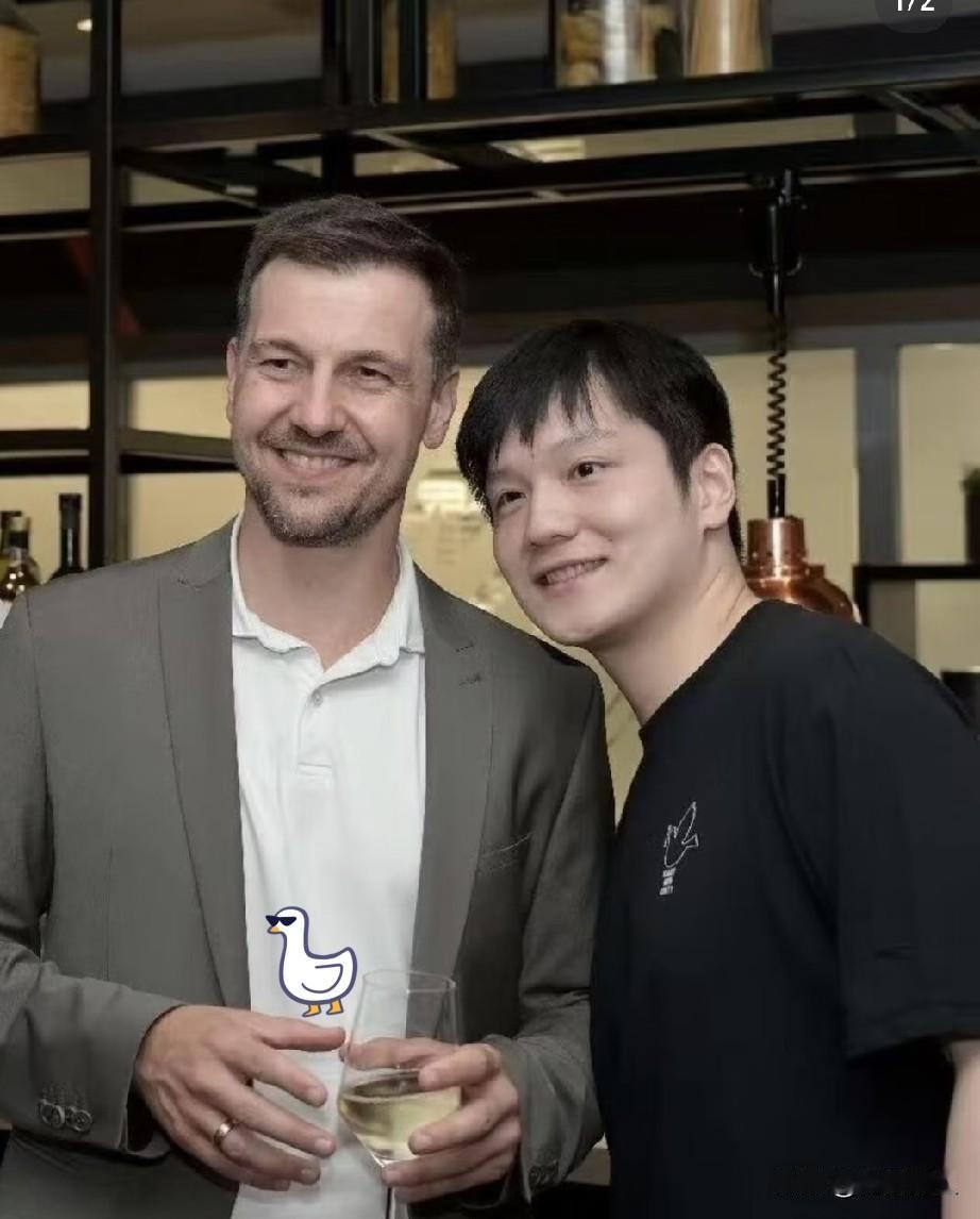 今天咱们就聊聊小胖的人品！
熟悉乒坛的网友都清楚，
樊振东球技那是塔尖。，
赛场