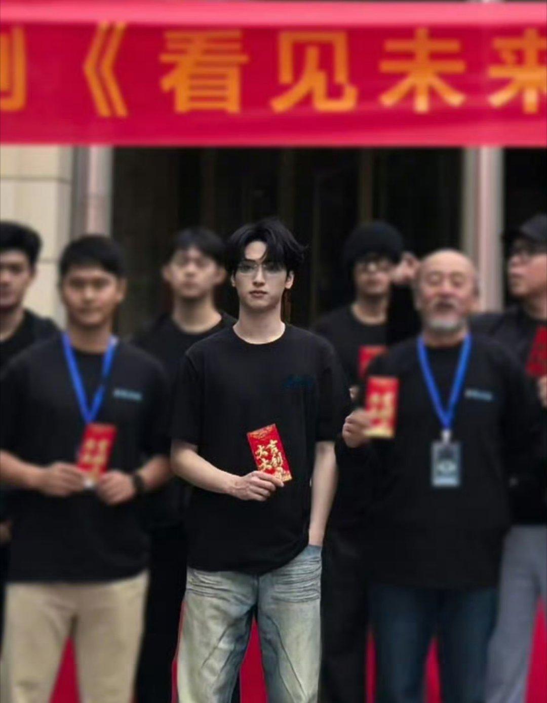 严浩翔《看见未来》开机路透演艺事业也慢慢走向正轨啦[送花花]严浩翔 ​​​