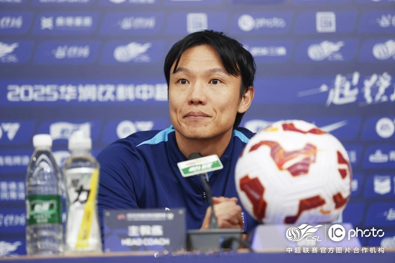 青岛海牛vs武汉三镇 赛前新闻发布会武汉三镇代理主教练邓卓翔：“目前球队确实处于