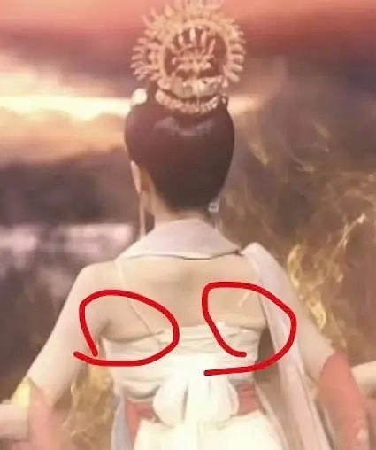 有网友爆料长月烬明原定女主是张雪迎，后来被于正带着美术指导团队撕走了，现在网友都