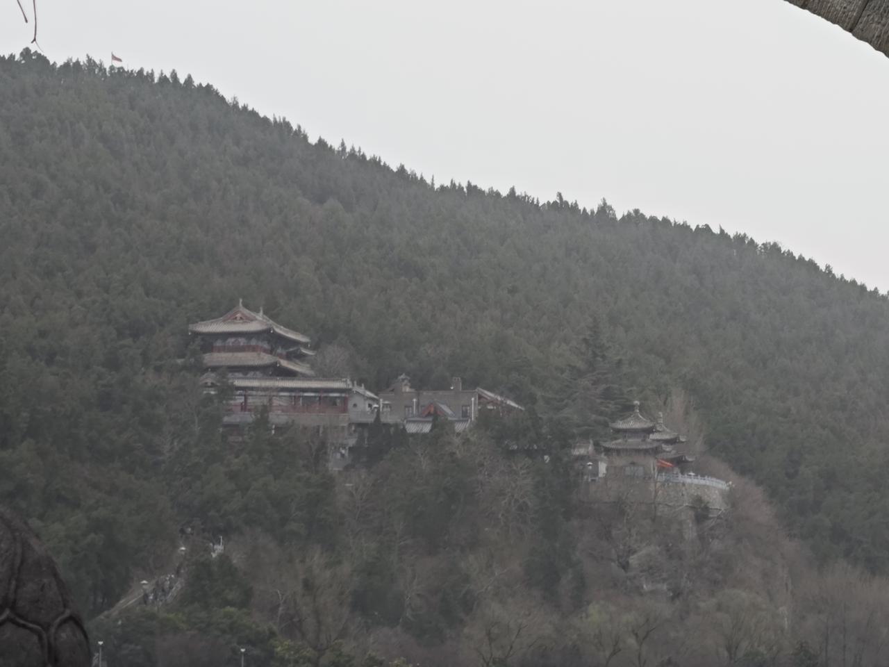 山间小路蜿蜒，就像灵动的丝带穿梭在山林间。晨雾缭绕时，站在山顶远眺，城市若隐若现