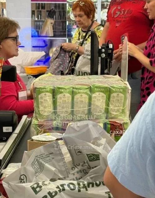 度假胜地变孤岛！相比汽油短缺、匮乏，更让人担忧的，是克里米亚等地的食品供应，超市