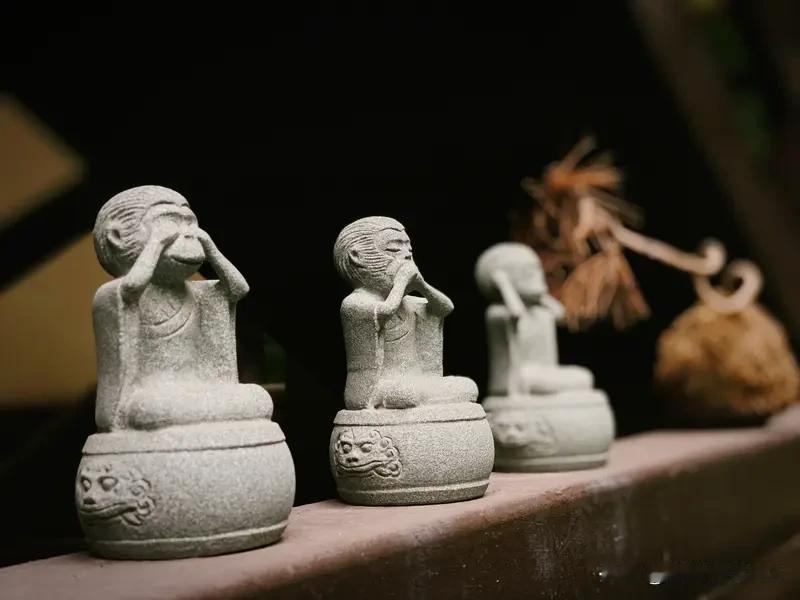 "话到嘴边留三分，事到临头让一步；看破不说破，知人不评人。"

与人相处，锋芒太
