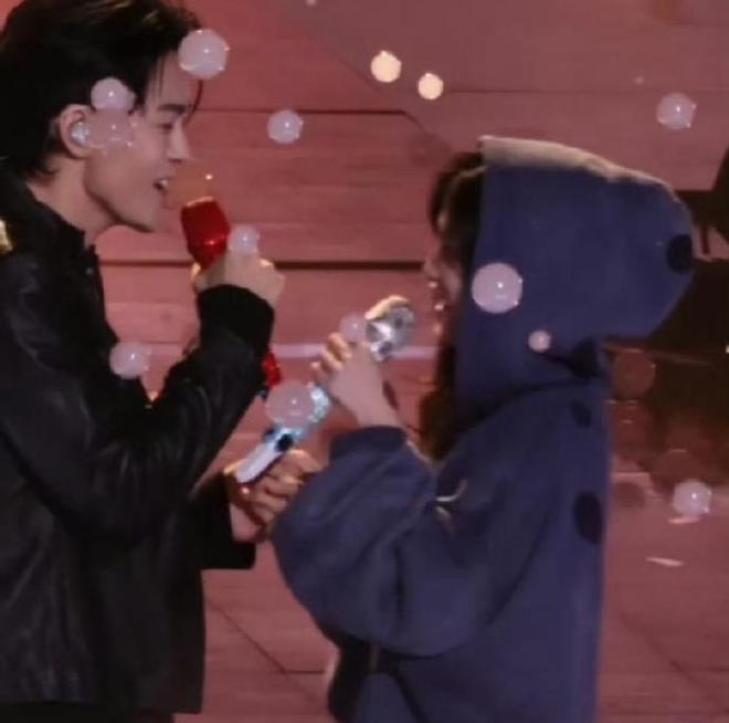 白鹿与曾舜晞的“十指相扣”究竟是一场精心设计的营销策略，还是一次自然流露的甜蜜时