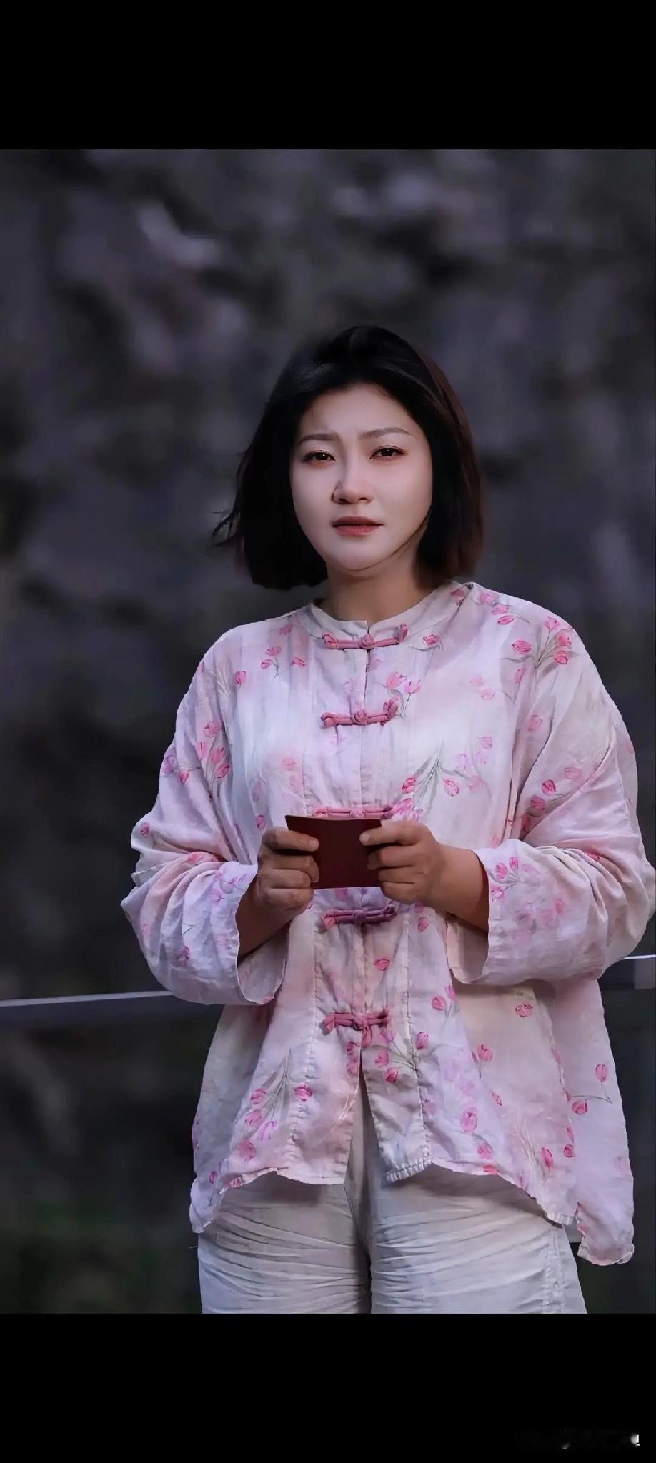 那年泰国悬崖的风特别大，吹得人站不稳。王暖暖怎么也没想到，就在她看着远处风景时，