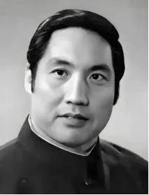 1977年曾因饰演《红灯记》李玉和红遍全国的钱浩梁，被撤销党内外一切职务、停止党