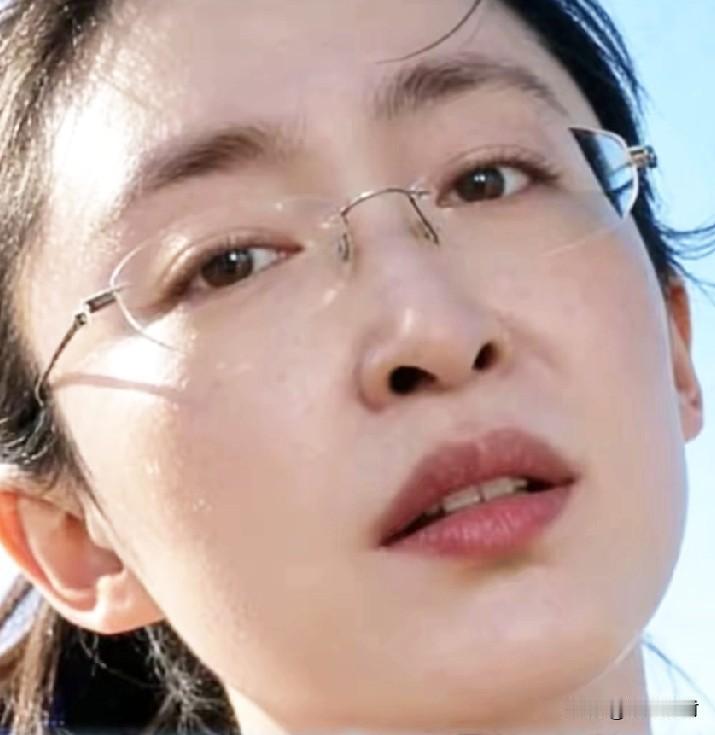 原以为是四个大V围攻一个女生，是网络霸凌，没想到是她用审计的方式反击回去的。先是