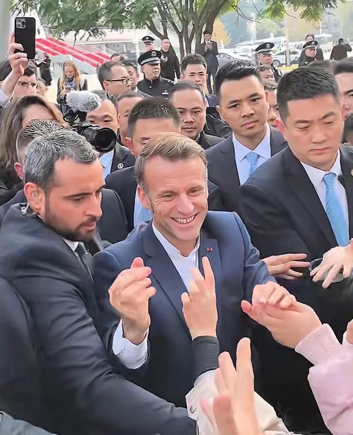 马克龙   来中国 
才感受到  什么叫宾至如归

法国相对于英国
还是算可以的