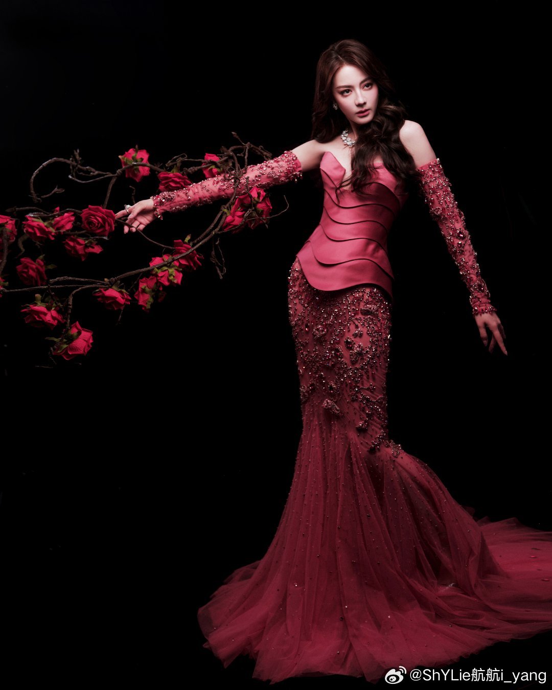 迪丽热巴获最佳电视剧女演员迪丽热巴在领奖时分享了接下《利剑玫瑰》的初衷和感悟：主