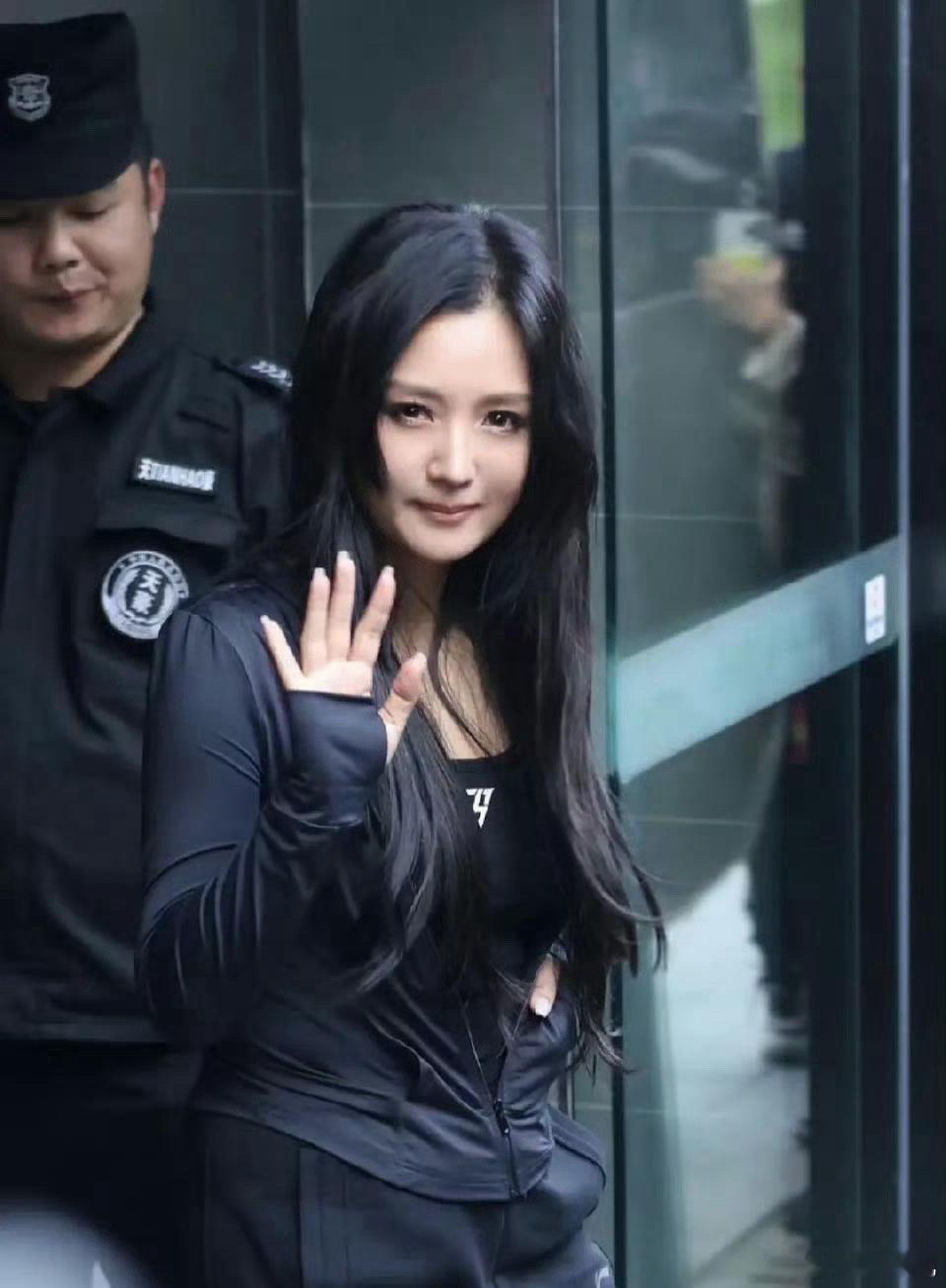 何洁姐姐的变化真是令人惊叹！她看起来真的是瘦了不少啊！！ 