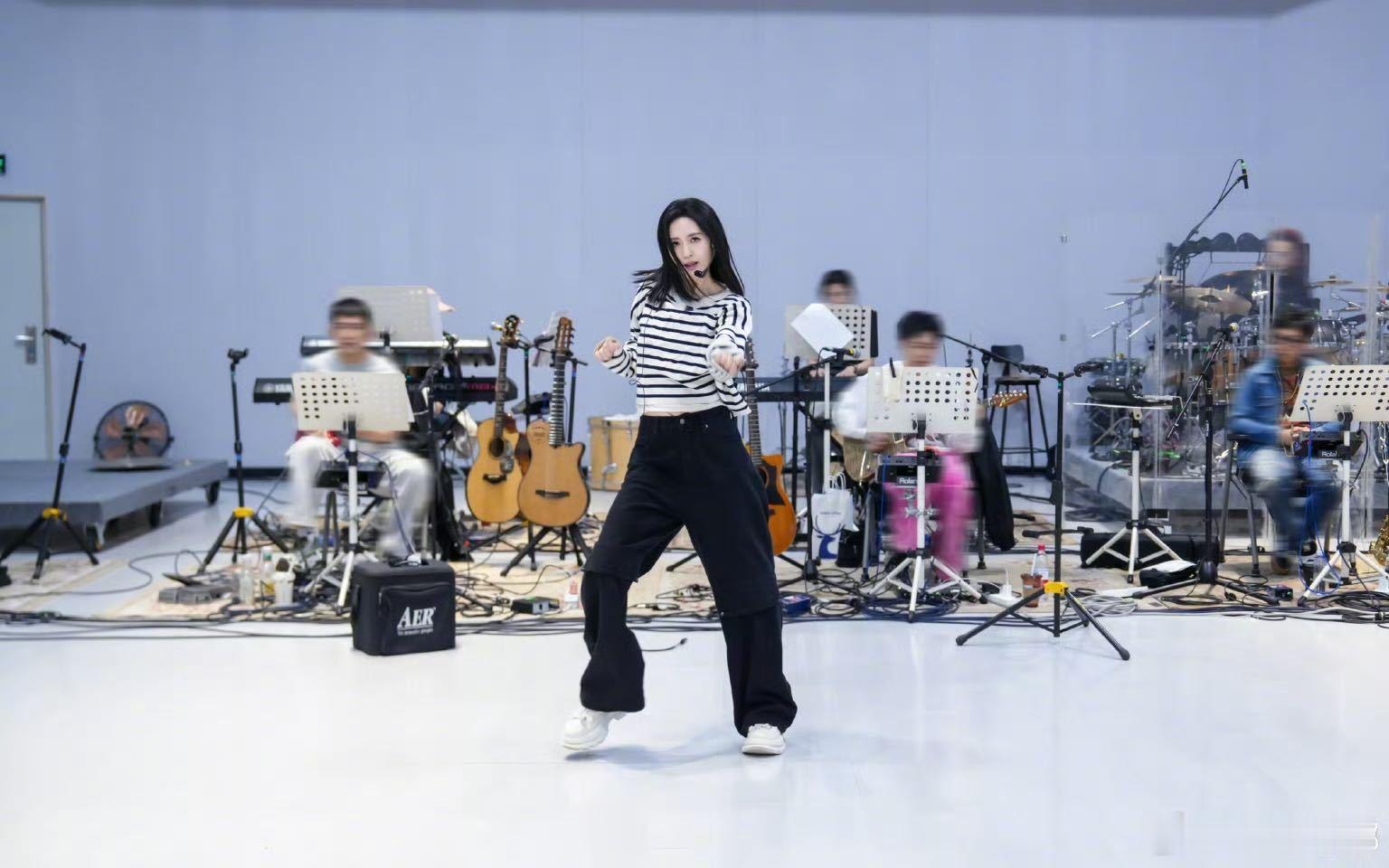 谢娜演唱会邀请了张杰团队谢娜请了张杰鸟巢演唱会御用班底 既有坚持不懈的努力，又有