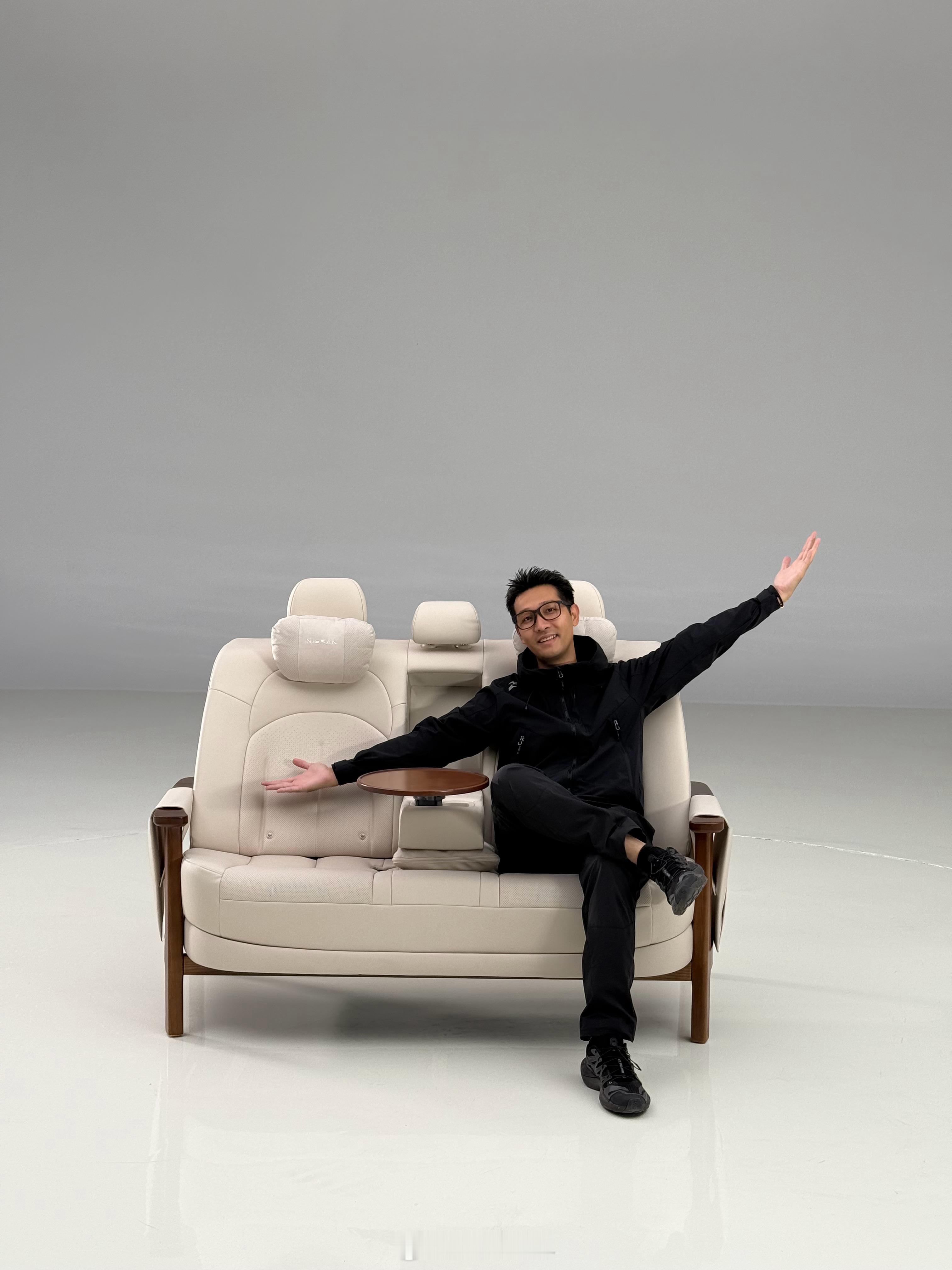 从业这么久开箱车企送的周边最费力一次，真的太大了！我都用上了斧头🪓才拆开～百万