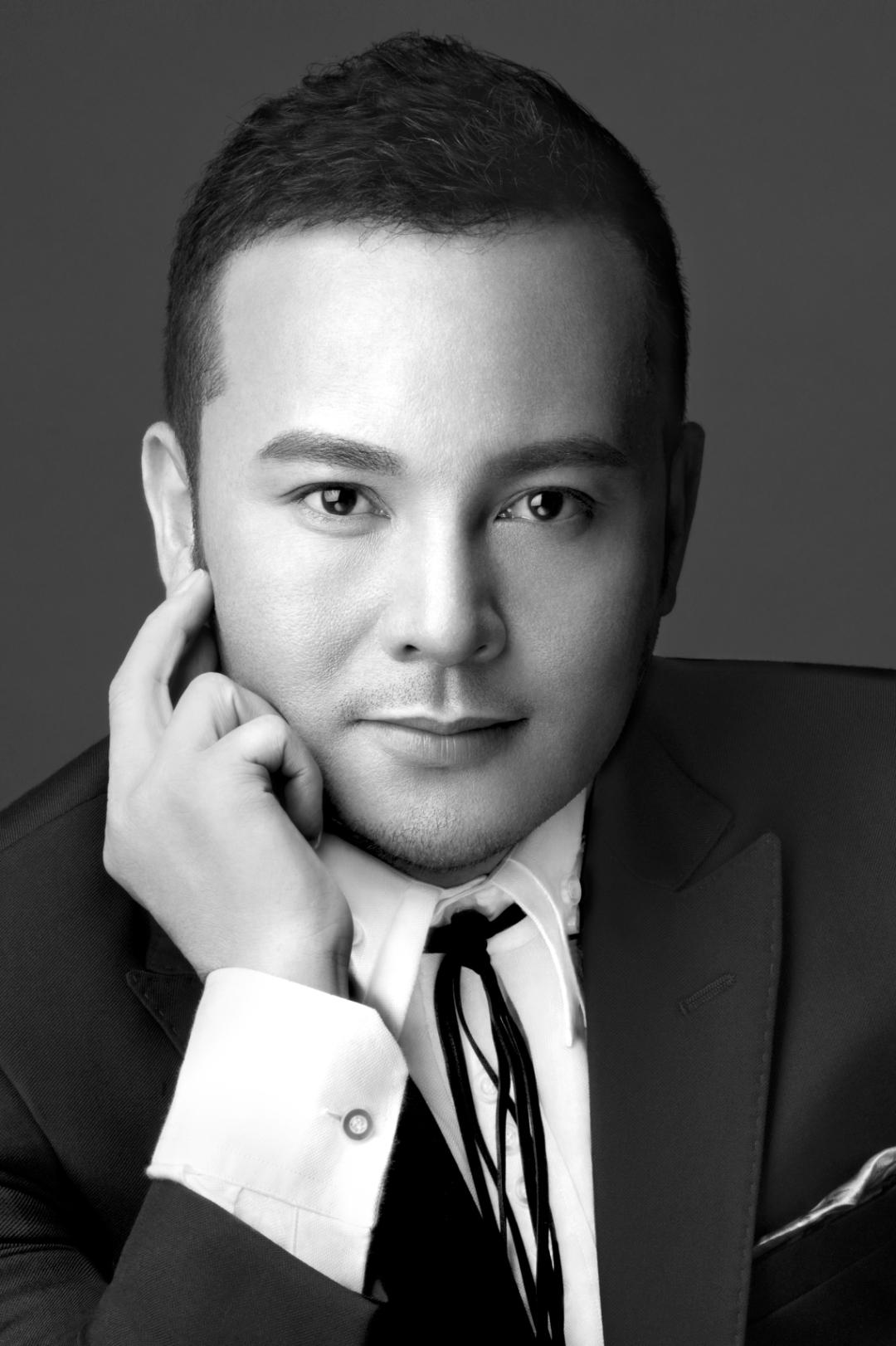 深夜刷手机，
看到毛戈平老师套现12亿离场的消息，
再想想前两天小沈阳给女儿花3