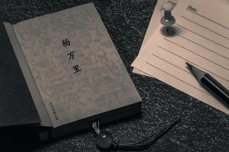 在诗里,古人如何“花式”纳凉? 古人在诗里“花式”纳凉可太有意思了。白居易在《消