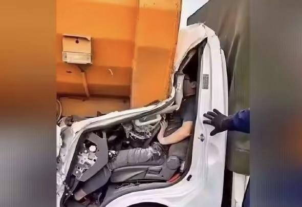 行车无小事，安全第一位。大哥很辛运，毫发无伤，大哥很悲催，暂时出不来。