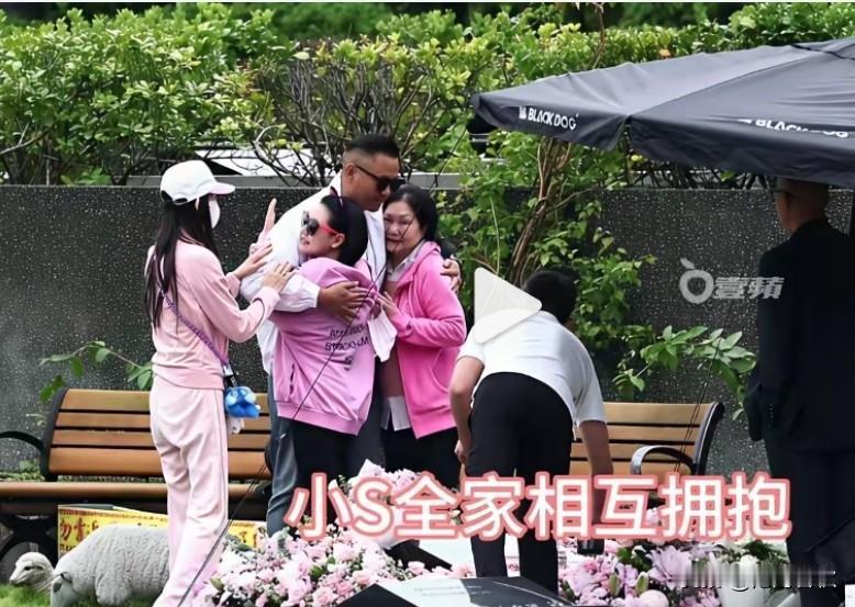 S一家人太割裂了
你说她们势力、爱钱吧
具光头什么也没出，房子车子都是大S的
给