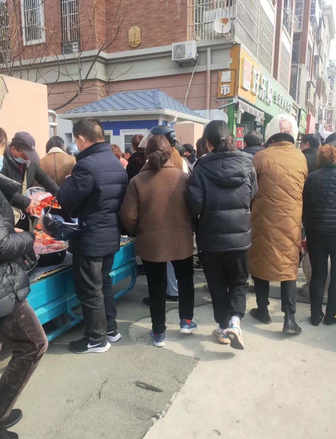 今天真是让我大开眼界！一位家长竟然在校门口堵住了欺负自家孩子的同学，要找个说法。