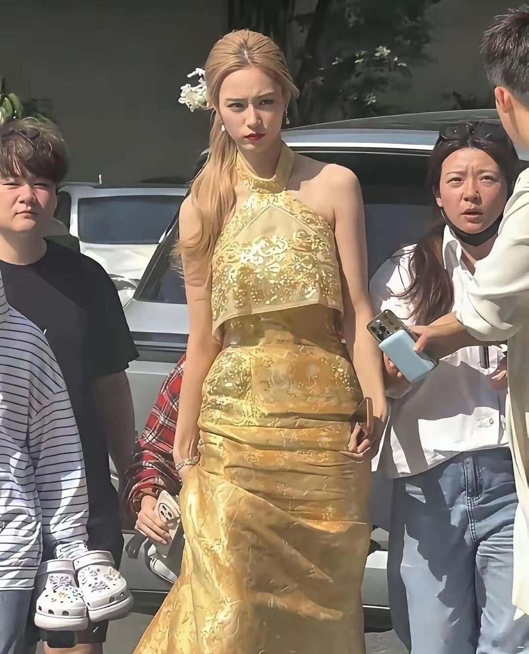 一直以为徐艺洋身高还行，结果她和别人同框，好家伙，原来她这么高！​​​