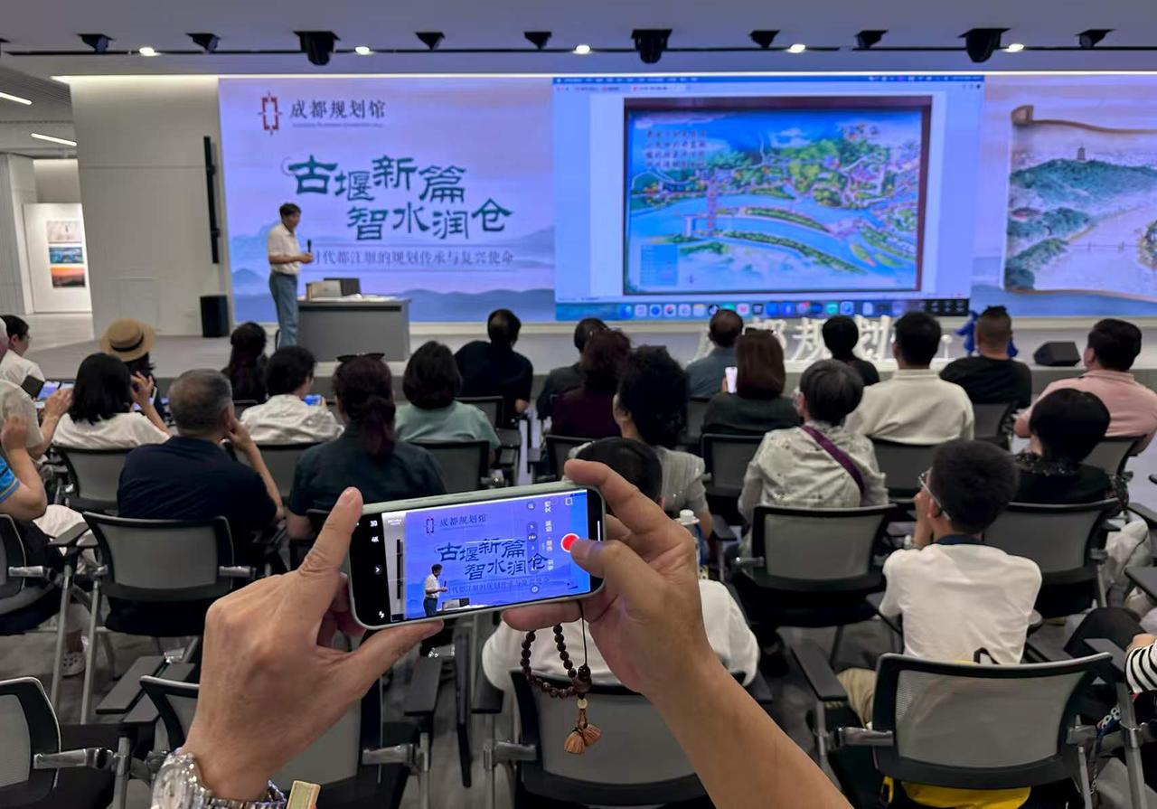 王瑞林老师在“古堰新篇・智水润仓——新时代都江堰的规划传承与复兴使命”为主题的分