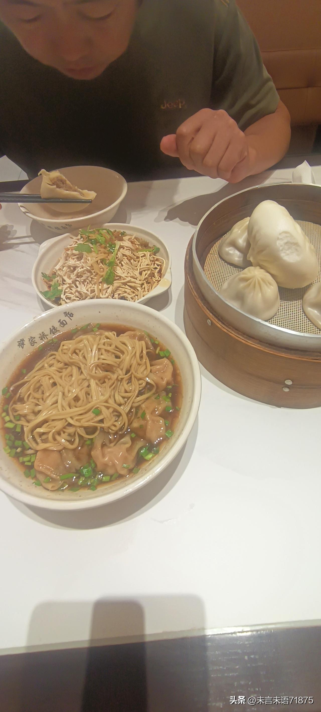 两个山东人在扬州吃了一顿早餐，花了40多块钱，你们看看这个价格可以吧？
扬州的早