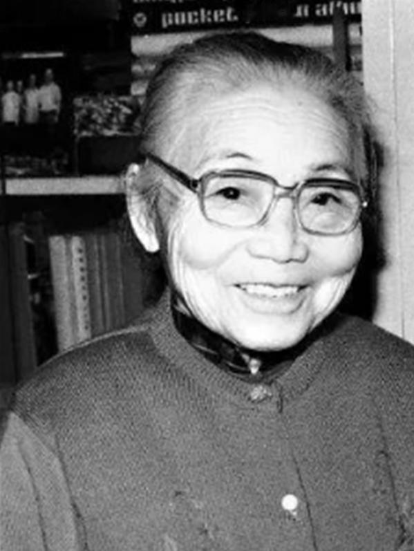 1925年，苏州豪门潘祖年病重。临终前，他支开旁人，只留下20岁的孙媳妇，厚着脸